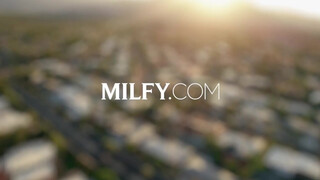 MILFY - Lauren Phillips az anál imádó háziasszony
