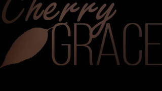Cherry Grace hátra bilincselt kézzel lovagol