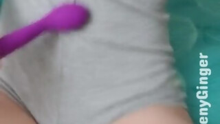 TeenyGinger szőrös muffja izgatva