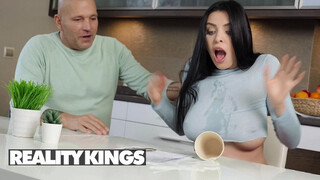REALITY KINGS - Kira Queen a szomszéd krapekkal szexel