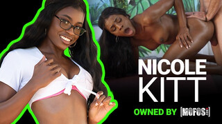 Mofos - Nicole Kitt a gyönyörű méretes tőgyes csoki spiné