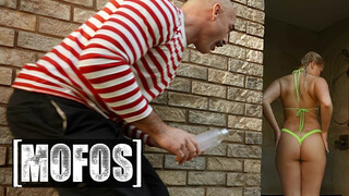 MOFOS - Harley King a bombázó világos szőke tini lány