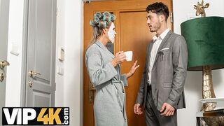 Az érett világos szőke francia mami újra csábít fiatal fickót