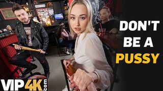 Bátor világos szőke pornófilmes kúrja idegen csávót a bárban