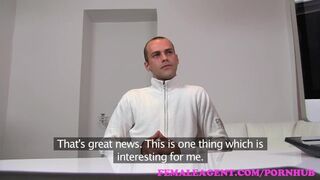 Izgató milf ügynök teszteli a durva faszit
