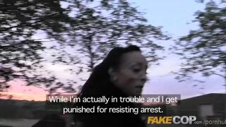 Rendőr méretes faszával fogvatartott nőket baszik élvezettel