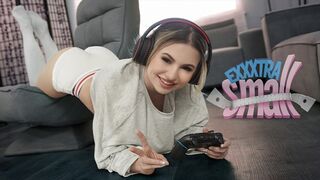 Kicsike tini hölgyemény Aria Banks elkapja magas mostohabátyját Chris Epicet, aki a szobájában kézimunkázza a lőcse