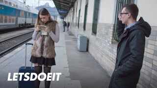 Selvaggia tini hölgyemény felfogta Charlie Dean hatalmas faszát egy gyors pov dugásra