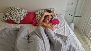 Dögös krapek megbassza a haver feleségét, miután az lelépett, és pov videót készít neki