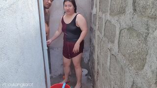 Filipina kiscsaj kinti fürdés közben durván megkúrelva