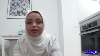 Arab milf hívja a nevelő fia barátját egy durva dugásra, amíg a férje dolgozik