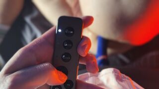 Gyengéd anál baszás szíj nélküli vibrátorral