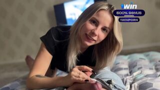 Amatőr világos szőke spiné vad cumizása hatalmas fasszal