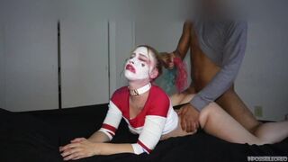 Harley quinn durván cumizza a méretes dákót és lovagol rajta beleélvezésig éjszakai változatban
