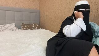 Arab háziasszony telefonon beszél és a punciját simogatja az orgazmusig