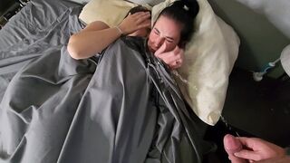 Dupla kicsike didkós néger hajú lányra pisil az ágyban majd pisi áztatta bugyijukban csókolóznak