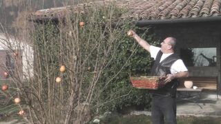 Izgató világos szőke tini amatőr popsiba tolva és szájba lőve nagy farasszal