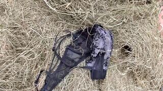 Hatalmas seggű vén nő cumizza a paraszt farkát a disznóólban
