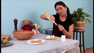 Tini picsa hatalmas ánusza cumizza a méretes pélót mielőtt a picsája ujjazva és dugva lesz