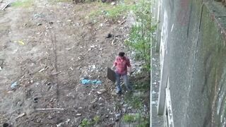 Krissy Kage barna hajjal keményen rakva az elhagyott épületben